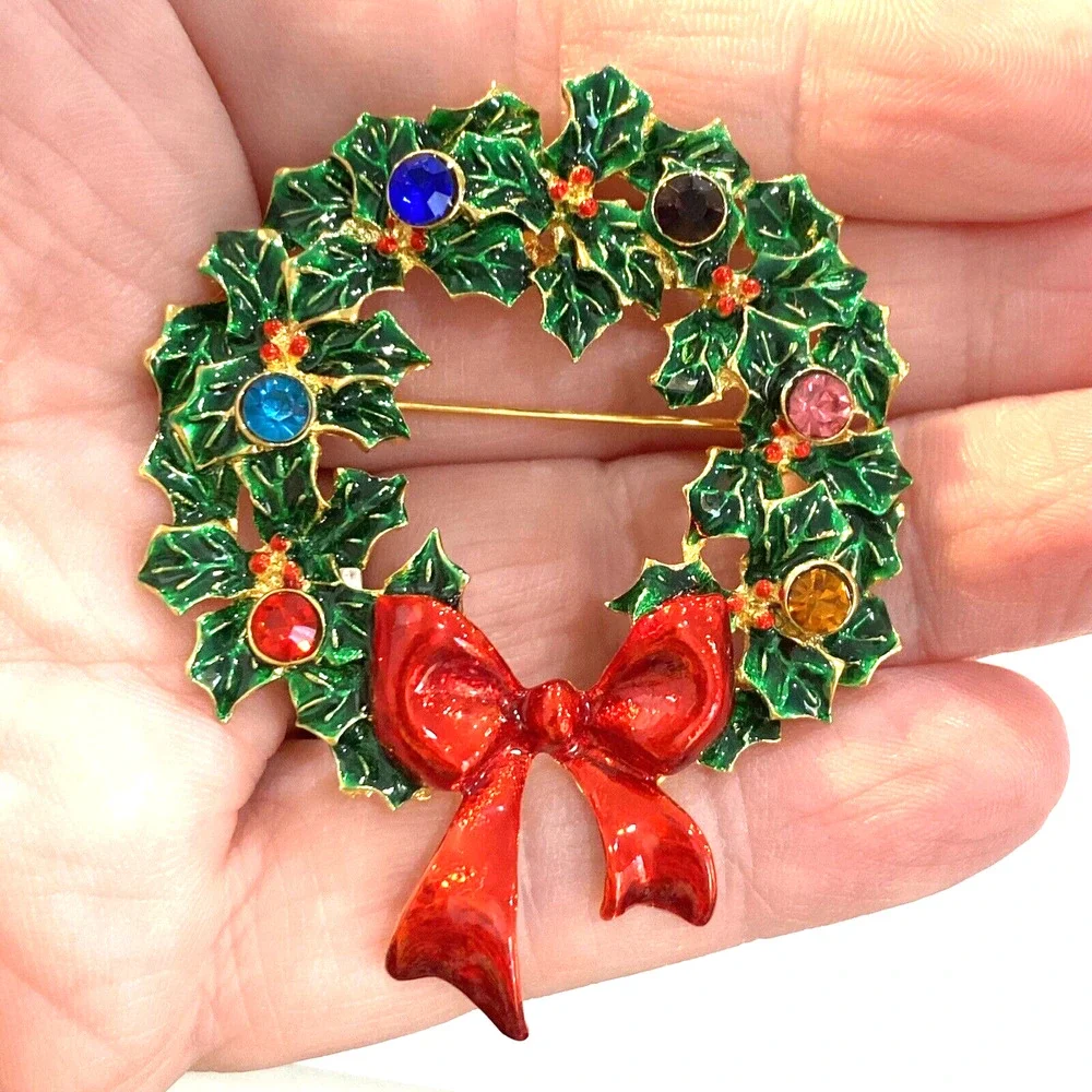 Vintage Christmas brooch goldtone wreath & green enamel pin pendant rhinestones